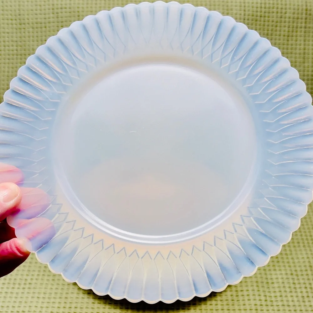 Eight Vintage MacBeth-Evans Petalware Plates - Picture 3 of 3